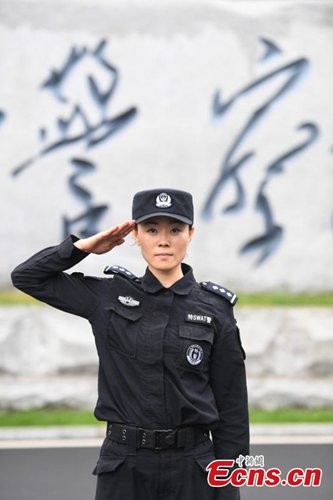 Una mujer policía con mucha autodisciplina