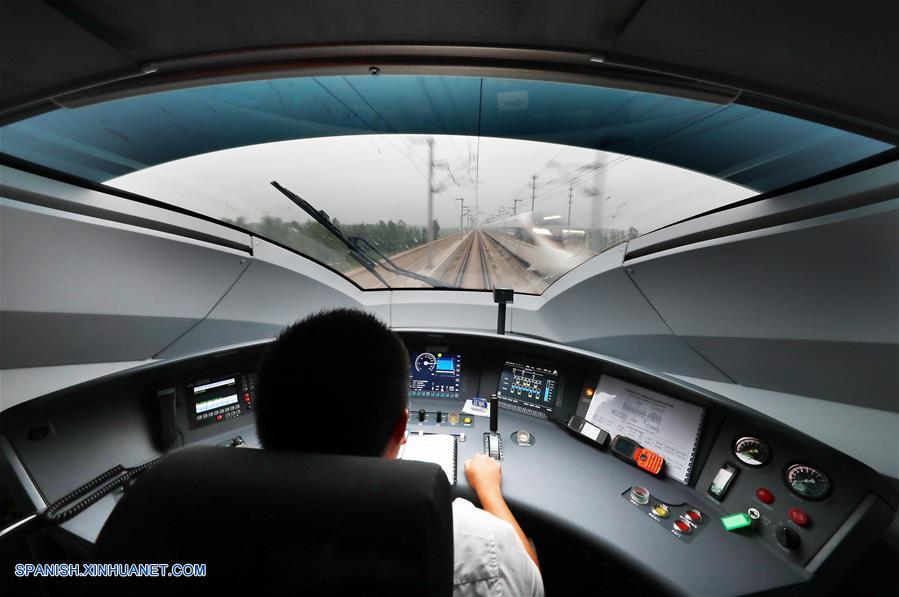 TIANJIN, agosto 8, 2018 (Xinhua) -- Un conductor trabaja en el tren bala Fuxing, que circula en la vía interurbana de Beijing-Tianjin, en China, el 8 de agosto de 2018. China incrementó el miércoles la velocidad máxima que alcanzan los trenes bala en la línea Beijing-Tianjin de 300 a 350 kilómetros por hora (kph), reduciendo el viaje de 35 a 30 minutos. (Xinhua/Yang Baosen)
