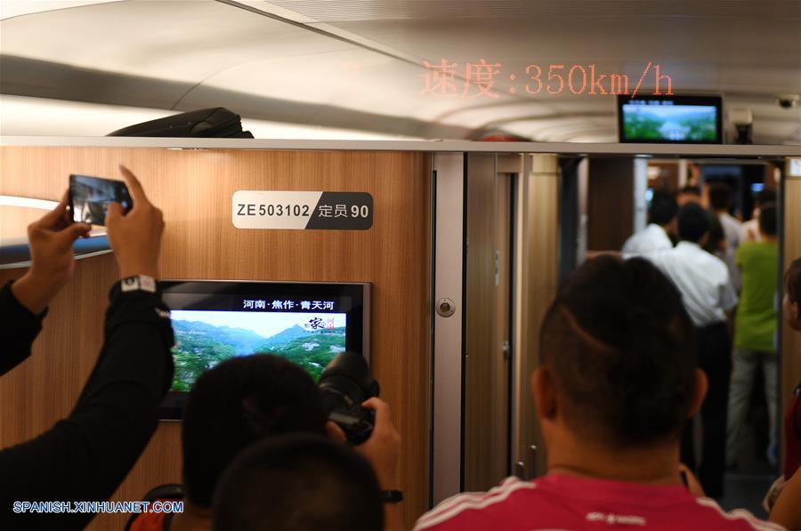 BEIJING, agosto 8, 2018 (Xinhua) -- Pasajeros toman videos del medidor de velocidad del tren bala Fuxing, que circula en la vía interurbana de Beijing-Tianjin, en China, el 8 de agosto de 2018. China incrementó el miércoles la velocidad máxima que alcanzan los trenes bala en la línea Beijing-Tianjin de 300 a 350 kilómetros por hora (kph), reduciendo el viaje de 35 a 30 minutos. (Xinhua/Zhang Chenlin)
