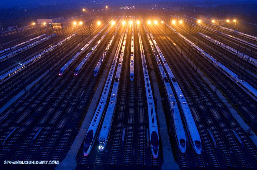 TIANJIN, agosto 8, 2018 (Xinhua) -- Vista aérea de trenes bala Fuxing, circulando en la vía interurbana de Beijing-Tianjin, en China, el 8 de agosto de 2018. China incrementó el miércoles la velocidad máxima que alcanzan los trenes bala en la línea Beijing-Tianjin de 300 a 350 kilómetros por hora (kph), reduciendo el viaje de 35 a 30 minutos. (Xinhua/Yang Baosen)
