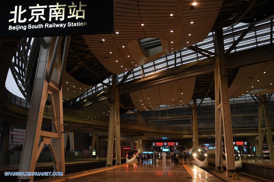 BEIJING, agosto 8, 2018 (Xinhua) -- Pasajeros abordan trenes bala Fuxing, que partirán de la Estación de Trenes del Sur de Beijing hacia la municipalidad de Tianjin, en Beijing, capital de China, el 8 de agosto de 2018. China incrementó el miércoles la velocidad máxima que alcanzan los trenes bala en la línea Beijing-Tianjin de 300 a 350 kilómetros por hora (kph), reduciendo el viaje de 35 a 30 minutos. (Xinhua/Zhang Chenlin)