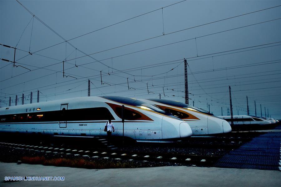Trenes bala Fuxing, que circulan en la vía interurbana de Beijing-Tianjin, se preparan para salir de Tianjin, en el norte de China, el 8 de agosto de 2018. (Xinhua/Yang Baosen)