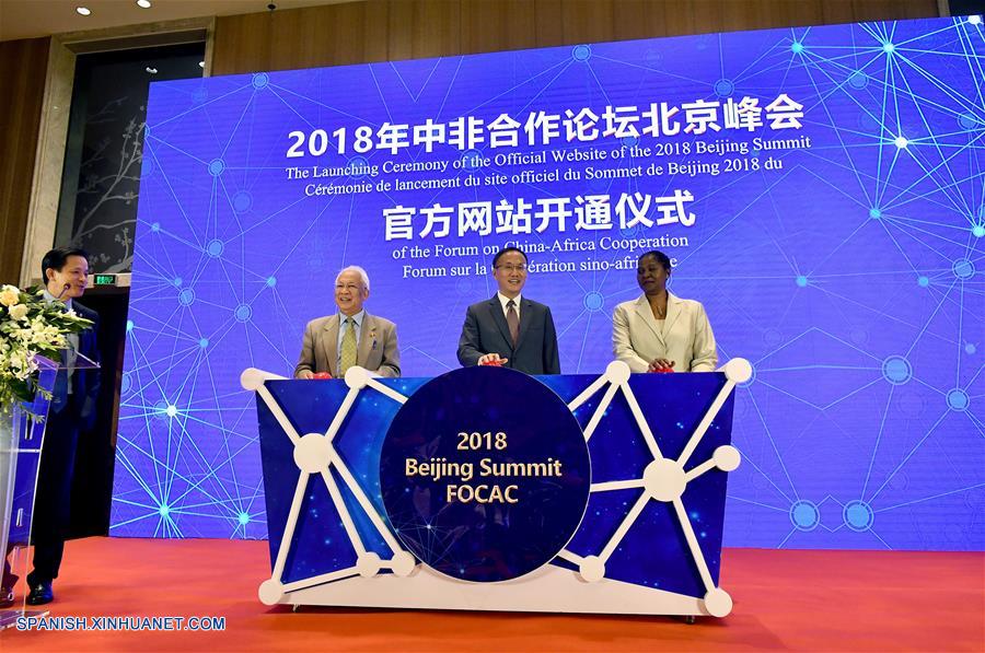 La ceremonia de lanzamiento de un sitio web oficial (focacsummit.mfa.gov.cn) de la Cumbre de Beijing 2018 del Foro de Cooperación China-Africa (FOCAC, por sus siglas en inglés) es llevada a cabo en Beijing, capital de China, el 8 de agosto de 2018. (Xinhua/Str)