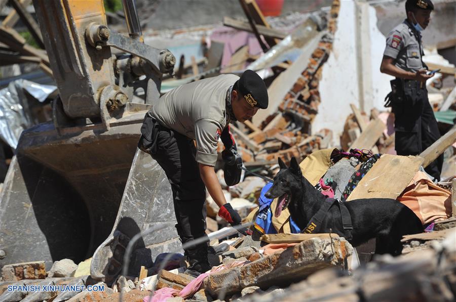 LOMBOK, agosto 8, 2018 (Xinhua) -- Rescatistas participan en la búsqueda de víctimas entre los escombros causados por el terremoto, en Lombok Septentrional, en la provincia de Nusa Tenggara Occidental, Indonesia, el 8 de agosto de 2018. (Xinhua/Zulkarnain)