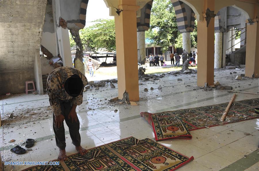 LOMBOK, agosto 8, 2018 (Xinhua) -- Un hombre ora en el interior de una mezquita dañada después de un terremoto, en Lombok Septentrional, en la provincia de Nusa Tenggara Occidental, Indonesia, el 8 de agosto de 2018. (Xinhua/Zulkarnain)