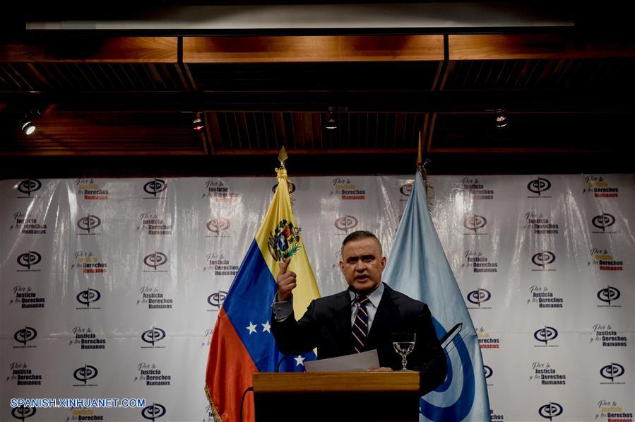 CARACAS, agosto 8, 2018 (Xinhua) -- El fiscal general de Venezuela, Tarek William Saab, participa en una conferencia de prensa en la sede del Ministerio Público en Caracas, Venezuela, el 8 de agosto de 2018. El fiscal general de Venezuela, Tarek William Saab, informó el miércoles que solicitarán a Colombia y Estados Unidos "toda su cooperación" para extraditar a los venezolanos implicados en el atentado contra el presidente venezolano, Nicolás Maduro. (Xinhua/Boris Vergara)