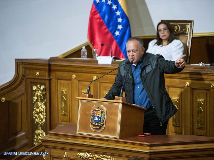 El presidente de la Asamblea Nacional Constituyente (ANC) de Venezuela, Diosdado Cabello (frente), pronuncia un discurso durante una sesión ordinaria de la ANC, en el Palacio Federal Legislativo en Caracas, Venezuela, el 8 de agosto del 2018. (Xinhua/Marcos Salgado)