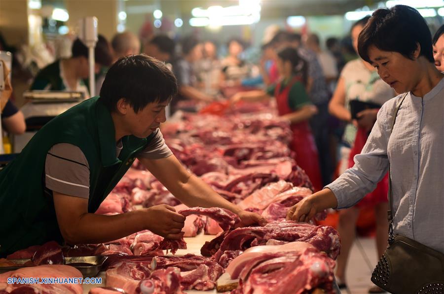 Ciudadanos compran carne de cerdo en un mercado, en la ciudad de Wuxi, provincia de Jiangsu, en el este de China, el 9 de agosto de 2018. (Xinhua/Huan Yueliang)