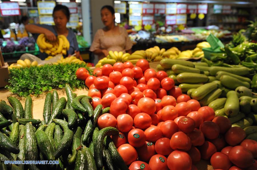 ANHUI, agosto 9, 2018 (Xinhua) -- Ciudadanos seleccionan artículos en un supermercado, en la localidad de Lyuzhai de la ciudad de Fuyang, provincia de Anhui, en el este de China, el 9 de agosto de 2018. El índice de precios al consumidor (IPC) de China, el principal indicador de la inflación, aumentó un 2.1 por ciento interanual en julio, comparado con el 1.9 por ciento de junio, de acuerdo con datos del Buró Nacional de Estadísticas (BNE) mostrados el jueves. (Xinhua/Lu Qijian)