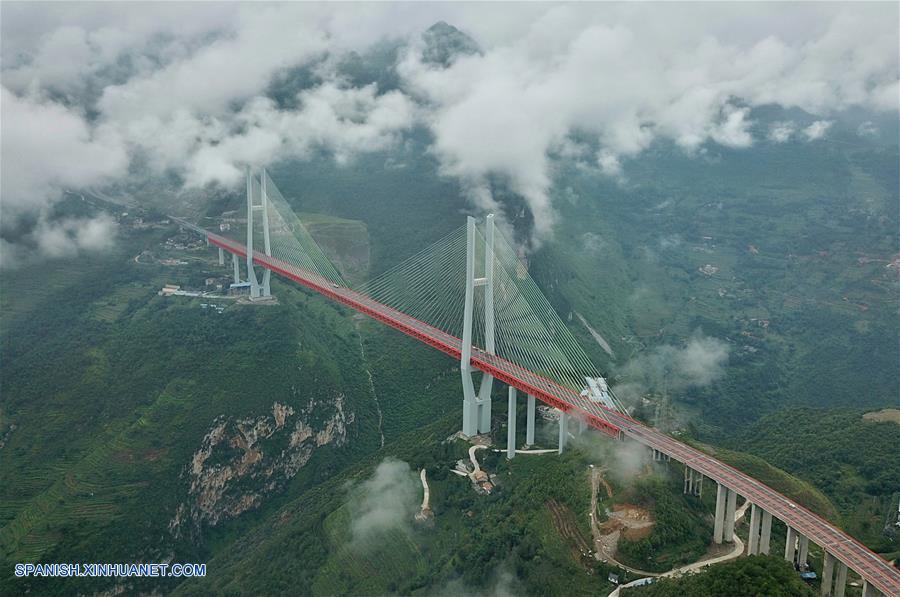 Vista aérea del Puente Beipanjiang envuelto por las nubes en la unión de la provincia de Guizhou y la provincia de Yunnan, en el suroeste de China, el 9 de agosto de 2018. (Xinhua/Ou Dongqu)