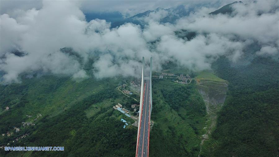 Vista aérea del Puente Beipanjiang envuelto por las nubes en la unión de la provincia de Guizhou y la provincia de Yunnan, en el suroeste de China, el 9 de agosto de 2018. (Xinhua/Ou Dongqu)