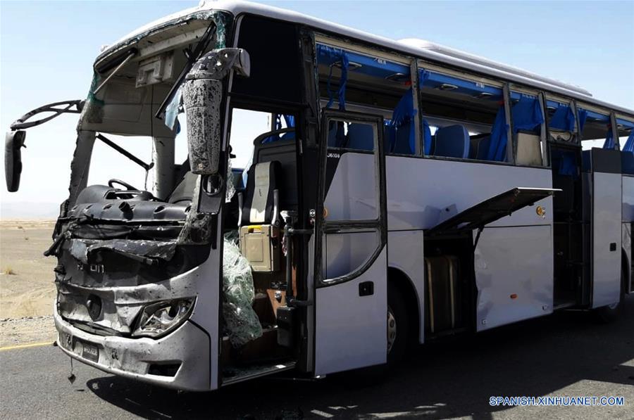 Un autobús dañado permanece en el lugar donde se registró un ataque suicida, en la provincia de Balochistán, en el suroeste de Pakistán, el 11 de agosto de 2018. Un ataque suicida ocurrido el sábado en Balochistán hirió a seis personas incluyendo a tres trabajadores chinos, de acuerdo con la embajada de China en Pakistán. (Xinhua/Str)