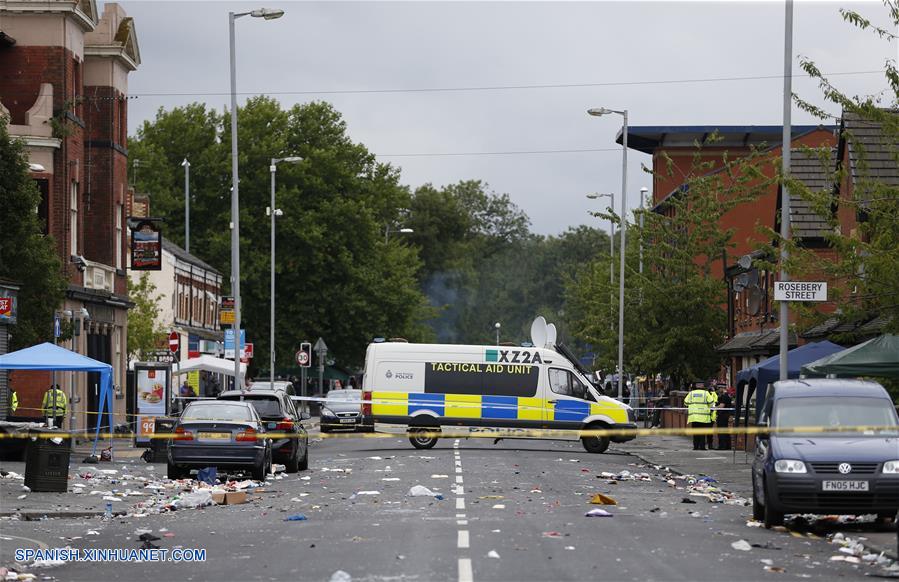 MANCHESTER, agosto 12, 2018 (Xinhua) -- Vista del sitio donde ocurrió un tiroteo masivo, en el área de Moss Side, Manchester, Reino Unido, el 12 de agosto de 2018. Un tiroteo masivo en la ciudad británica de Manchester ha dejado a 10 personas heridas la mañana del domingo, dijeron las autoridades locales. (Xinhua/Ed Sykes)