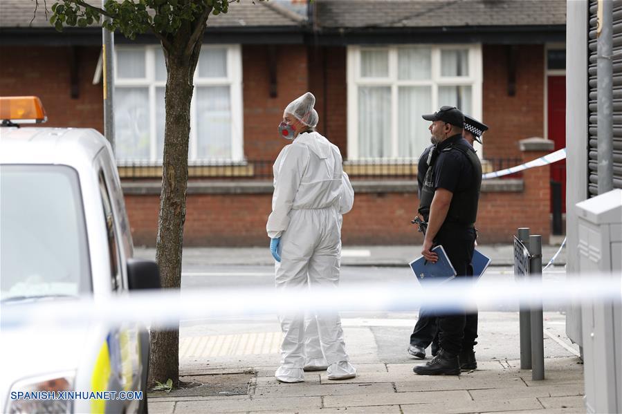 Policías llegan al sitio donde ocurrió un tiroteo masivo, en el área de Moss Side, Manchester, Reino Unido, el 12 de agosto de 2018. Un tiroteo masivo en la ciudad británica de Manchester ha dejado a 10 personas heridas la mañana del domingo, dijeron las autoridades locales. (Xinhua/Ed Sykes)