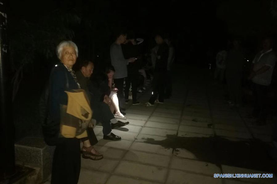 Imagen tomada con un dispositivo móvil de residentes reuniéndose después de un sismo, en el condado de Tonghai, en la ciudad de Yuxi, en la provincia de Yunnan, en el suroeste de China, el 13 de agosto de 2018. Un sismo de magnitud 5.0 sacudió el condado de Tonghai en la ciudad de Yuxi, en la provincia de Yunnan, en el suroeste de China, a la 1:44 am (hora local) del lunes, de acuerdo con el Centro de Redes Sismológicas de China. El epicentro, a una profundidad de 7 kilómetros, se localizó a 24,19 grados de latitud norte y 102,71 grados de longitud este, dijo el centro. (Xinhua/Str)