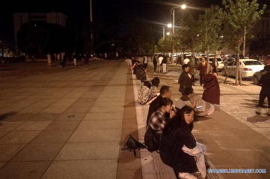 Imagen tomada con un dispositivo móvil de residentes llegando a una plaza después de un sismo, en el condado de Tonghai, en la ciudad de Yuxi, en la provincia de Yunnan, en el suroeste de China, el 13 de agosto de 2018.  (Xinhua/Str)