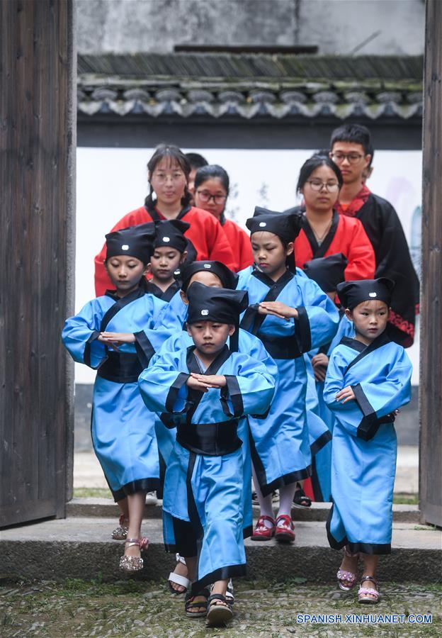 Estudiantes chinos experimentan clases tradicionales de China