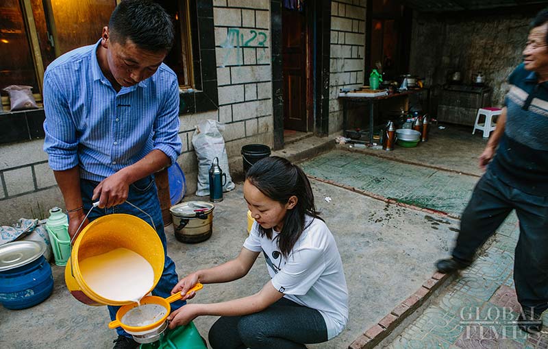 Con leche de yak, los tibetanos preparan el yogur tradicional que consumirán durante el Festival Shoton, también conocido como el Festival del Yogur. Región Autónoma del Tíbet, China, 14 de agosto del 2018. (Foto: Li Hao/ GT)