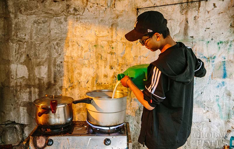 Con leche de yak, los tibetanos preparan el yogur tradicional que consumirán durante el Festival Shoton, también conocido como el Festival del Yogur. Región Autónoma del Tíbet, China, 14 de agosto del 2018. (Foto: Li Hao/ GT)