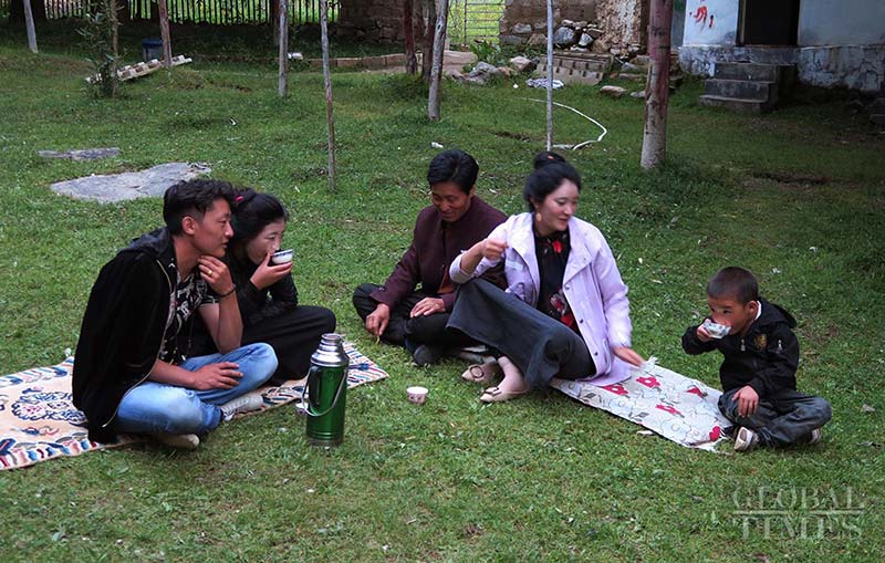 Residentes locales disfrutan del yogur tradicional tibetano durante el Festival Shoton. (Foto: Li Hao/ GT)