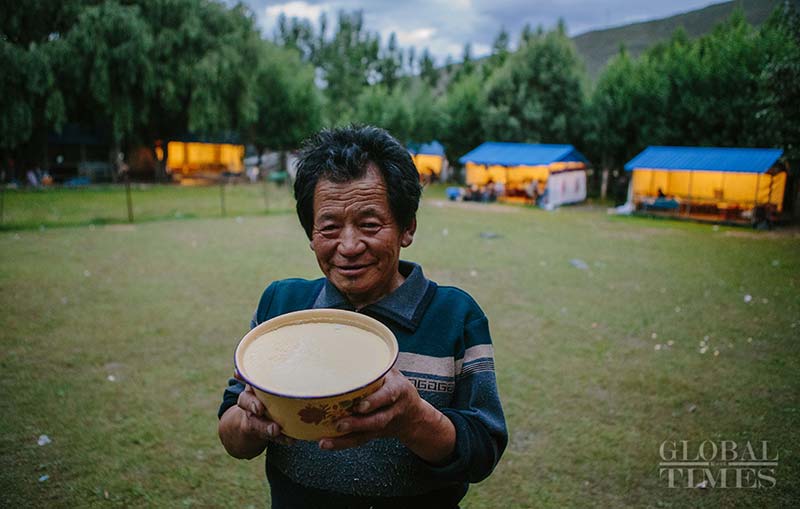 Un tibetano muestra el yogur tibetano listo para consumir. Después de repetir el proceso de ebullición y de enfriarlo varias veces, la leche fresca se cubre con un edredón de algodón. Después de 4 horas de fermentación, ya está listo el tradicional yogur tibetano. (Foto: Li Hao/ GT)