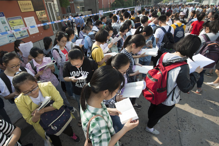 Los examinados hacen tiempo para la revisión de último minuto antes del primer examen de gaokao del año en Haian, provincia de Jiangsu. [Foto / Xinhua]