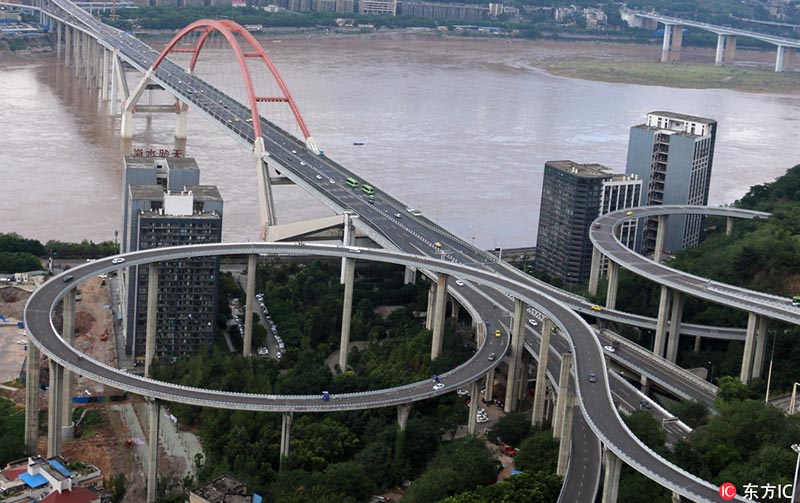Finaliza la construcción de un paso elevado a 72 metros de altura en Chongqing