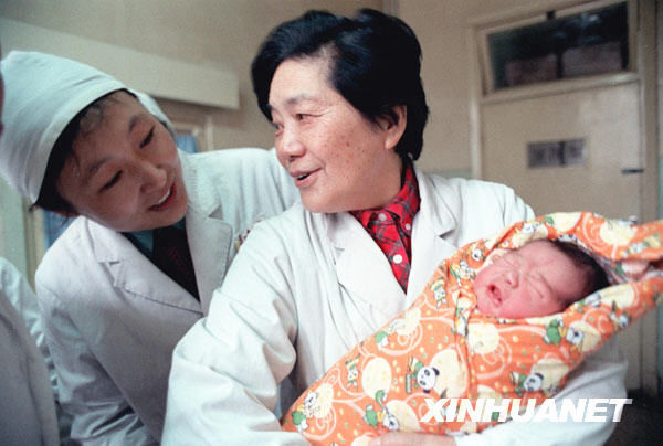Zheng Mengzhu, primer bebé probeta de China continental, junto al doctor Zhang Lizhu que la trajo al mundo el 10 de marzo de 1988. [Foto: Xinhua]