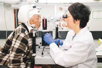En Windhoek, capital de Namibia, una médica china examina las cataratas de los pacientes locales. (Foto: Xinhua)
