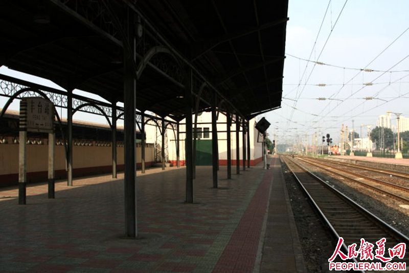 Vista de la actual estación de trenes de Fengtai, Beijing, China. [Foto: peoplerail. com]