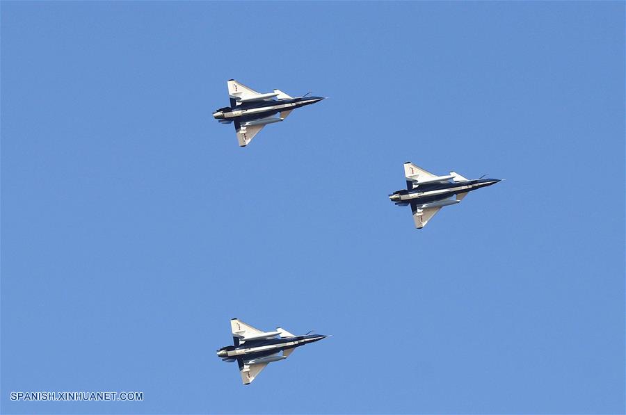 Equipo de aviones acrobáticos de Fuerza Aérea de China parte para exhibición en Rusia