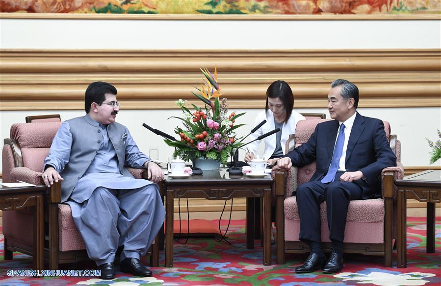 Consejero de Estado chino se reúne con presidente de Senado de Pakistán