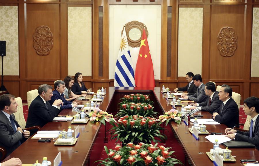 Consejero de Estado chino se reúne con canciller uruguayo