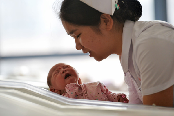 Un bebé recién nacido es atendido en el Hospital Materno Infantil de Gansu en Lanzhou en febrero de 2016. [Foto / Xinhua]