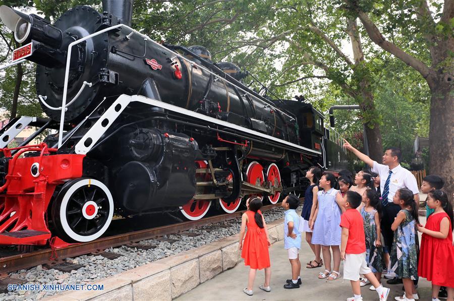 Estudiantes aprenden historia del desarrollo ferroviario moderno chino durante las vacaciones de verano
