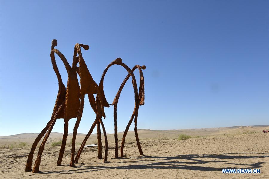 Diferentes esculturas decoran un desierto en el noroeste de China