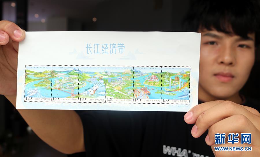 Un coleccionista de estampillas presente los sellos especiales del “Cinturón Económico del Río Yangtze” recién comprados. Suzhou, Jiangsu, el 26 de agosto de 2018. (Foto: Wang Jiankang/Xinhua)