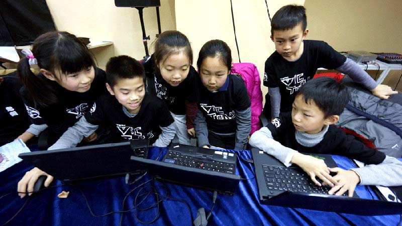 Los niños aprenden a programar y diseñar juegos electrónicos en Beijing, China. [Foto: Xinhua]