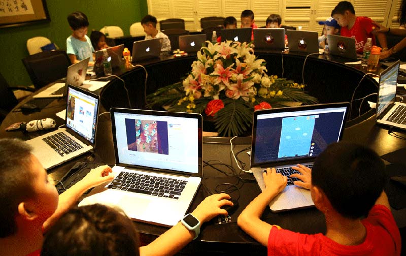 Los niños aprenden a programar y diseñar juegos electrónicos en Beijing, China. [Foto: Zou Hong/China Daily]
