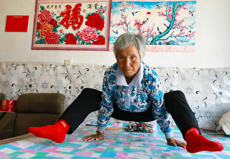 Li Cuihua es maestra en una serie de poses del "Yoga de Yugouliang". [Foto: Zhu Xingxin/China Daily]