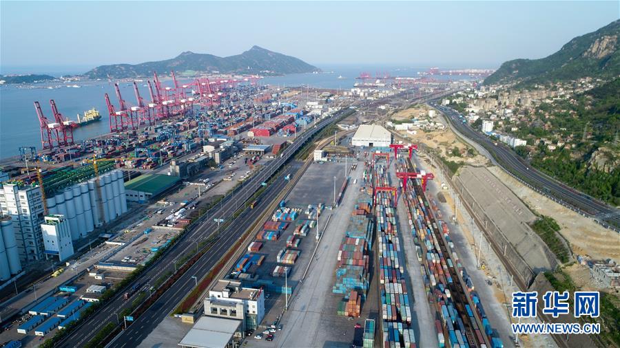 China y Kazajstán cofinancian la construcción de la base logística (en Lianyungang) y el muelle de contenedores China-Kazajstán, 28 de abril del 2017. (Foto: Xinhua/ Li Xiang)