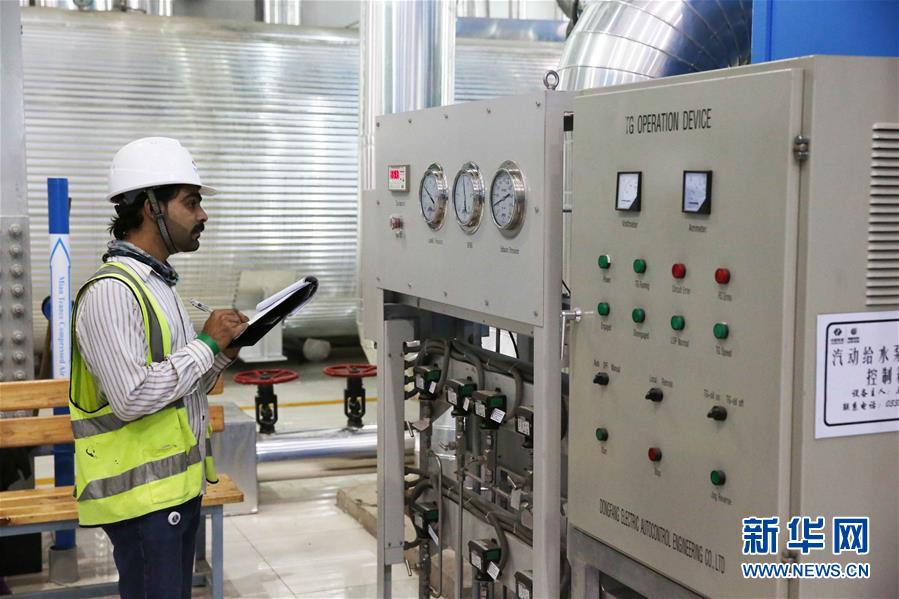 Un trabajador controla los datos del instrumento en la estación carbón-eléctrica en Gasim, Pakistán, el 28 de noviembre del 2017. La estación es el primer proyecto de energía a gran escala en el corredor económico China-Pakistán. (Foto: Xinhua/ Liu Tian)