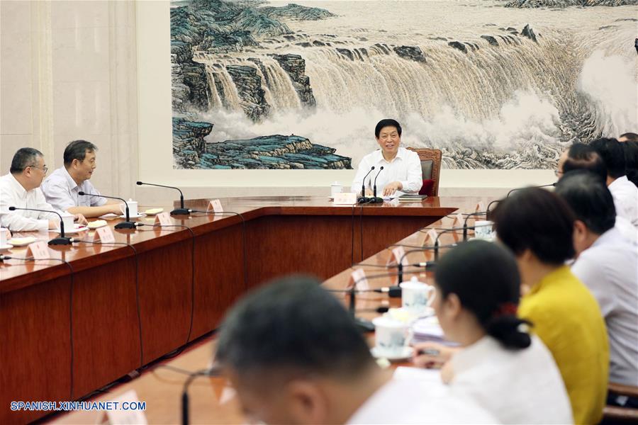 Máximo legislador chino escucha sugerencias para mejorar papel de legisladores