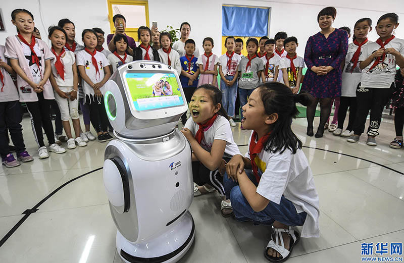 Entrenan robots para brindar un mejor servicio a niños y ancianos en China