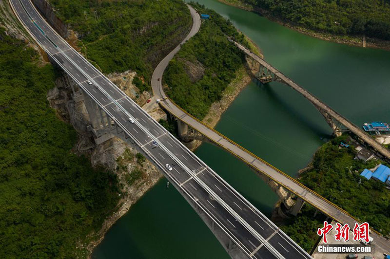 Abre a la circulación un puente gigante en el suroeste de China
