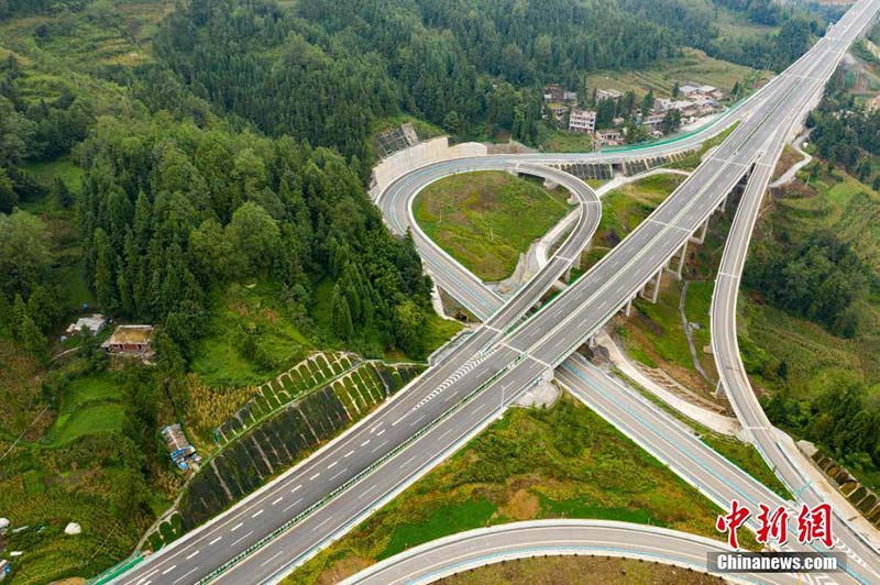Abre a la circulación un puente gigante en el suroeste de China