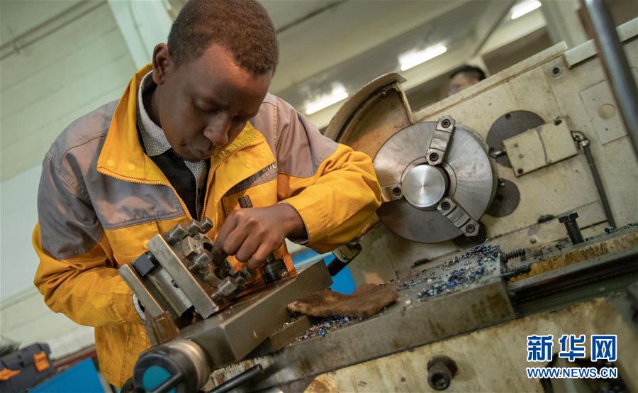 Un estudiante africano aprende el mantenimiento técnico de máquina en Nairobi, Kenia, el 17 de agosto de 2018. (Foto: Zhang Yu / Xinhua)