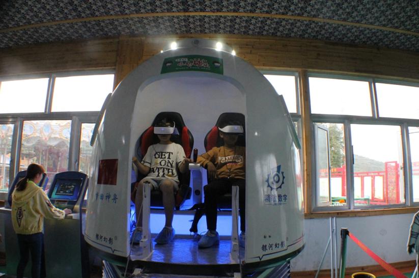 Dos estudiantes prueban una simulación espacial en el Museo de Ciencia y Tecnología Rural de Ningxia. [Foto proporcionada a chinadaily.com.cn]