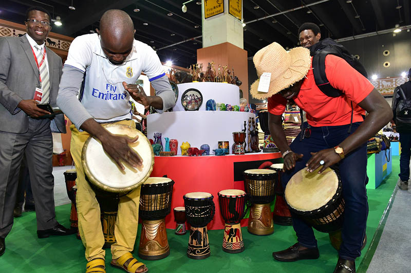 Sudafricanos tocan tambores durante la Feria de Productos Culturales de Yiwu, provincia de Zhejiang, abril del 2018. (Foto: Lyu Bin/ Xinhua)