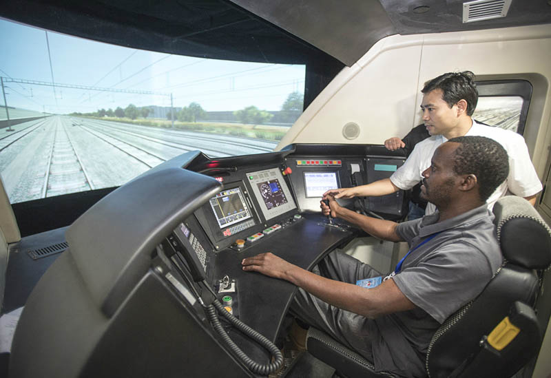 En junio, un ejecutivo ferroviario de Kenia experimenta los trenes de alta velocidad en un simulador digital de Wuhan, provincia de Hubei. (Foto: Xiao Yijiu/ Xinhua)